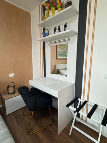 a white desk with a mirror and a chair at Il Ligustro by Roberto in San Giovanni Lupatoto