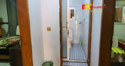 a small bathroom with a toilet in a room at Appart meublé Excellentia Edea in Edéa