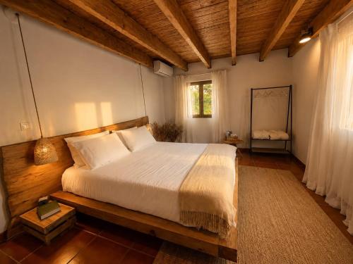 a bedroom with a large bed and a window at Casa do Moinho da Insua in Várzea Cova