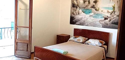 Private room with balcony for one or two people near Lisbon Airport