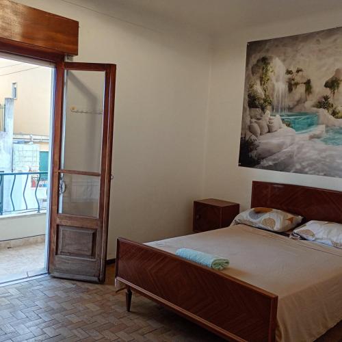Private room with balcony for one or two people near Lisbon Airport