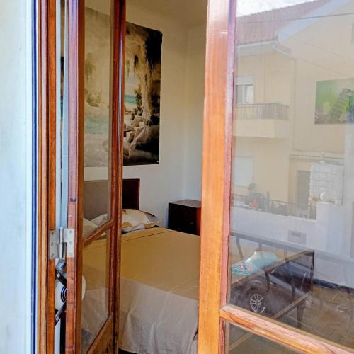Private room with balcony for one or two people near Lisbon Airport