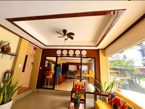 a living room with a ceiling fan and a couch at Hotel Casa Teofista in Panglao Island