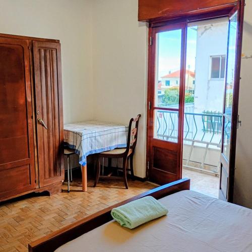 Private room with balcony for one or two people near Lisbon Airport