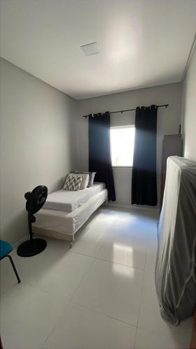 a room with a bed and a couch and a window at Casa da Gi em Piranhas in Piranhas