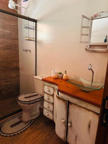 a bathroom with a toilet and a sink and a shower at Cheiro de Flor - Gamarra in Baependi