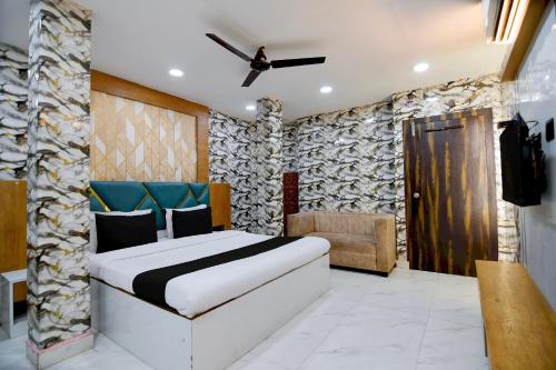a bedroom with a bed and a ceiling fan at Hotel O Kolkata Park Inn in Kolkata