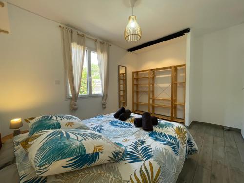 a bedroom with a bed with two pillows on it at Villa de charme 4 étoiles avec piscine privée et clim 8 pers près du lac de Parentis in Parentis-en-Born