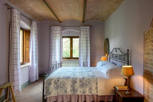 a bedroom with a bed and a window at Agriturismo Piettorri in Casole dʼElsa