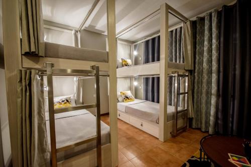 Postel nebo postele na pokoji v ubytování Almont City Hotel