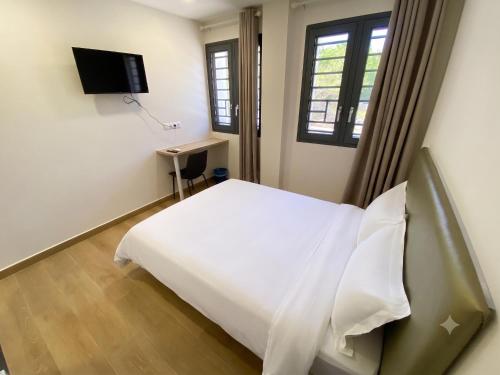a hospital room with a bed and a tv at Hotel A&M Mostoles-Alcorcon-M506 in Alcorcón