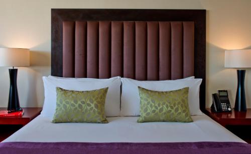 Katil atau katil-katil dalam bilik di Avani Windhoek Hotel & Casino