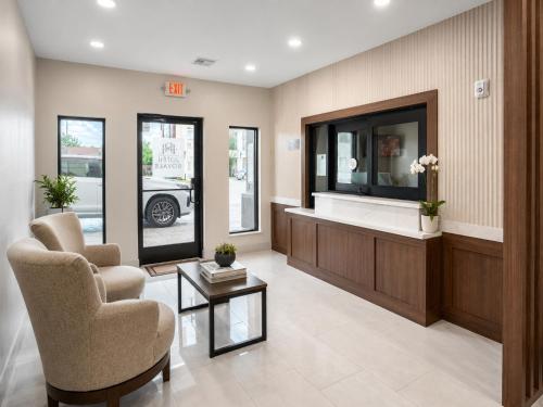 a lobby with a waiting room with a car parked at Hotel Royale - Houston Hobby Airport in Houston