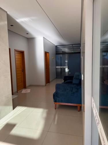 a living room with a blue couch in a room at Rosmarry Hotel in Colinas do Tocantins