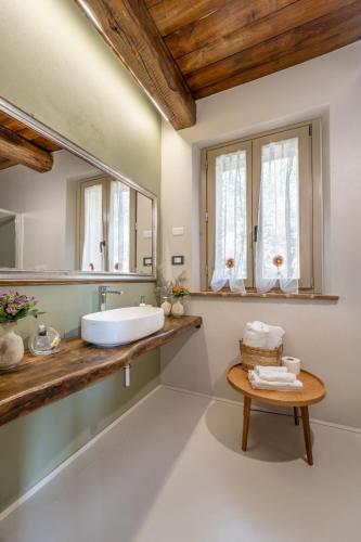 a bathroom with a sink and a mirror at Casale21 in Castiglion Fiorentino