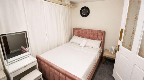 a small bedroom with a bed and a television at Cozy Private Room Near Everything in Kent