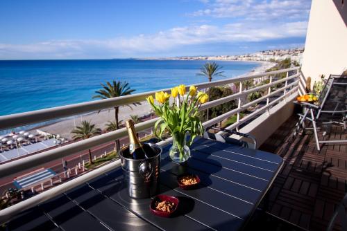 Seafront Flat on the Promenade - Next to Negresco