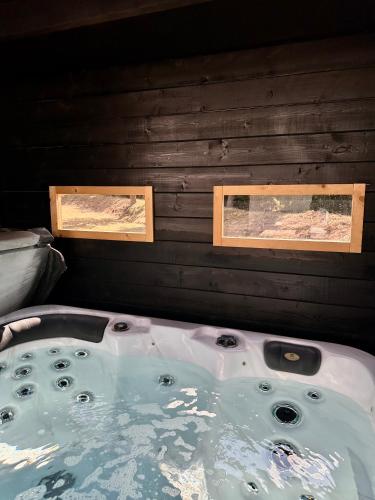 a bath tub in a room with two pictures on the wall at Le Wellness des alpagas in Huy