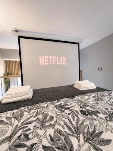 ZONA NAVIGLI Design Loft , Proiettore schermo 80"