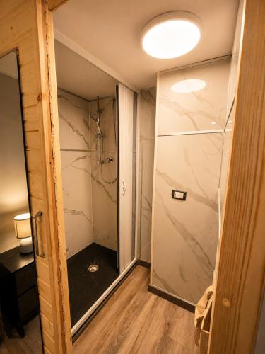 ZONA NAVIGLI Design Loft , Proiettore schermo 80"