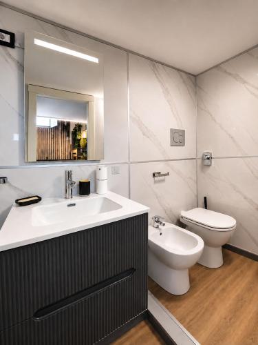 a bathroom with a sink and a toilet and a mirror at ZONA NAVIGLI Design Loft , Proiettore schermo 80" in Milan