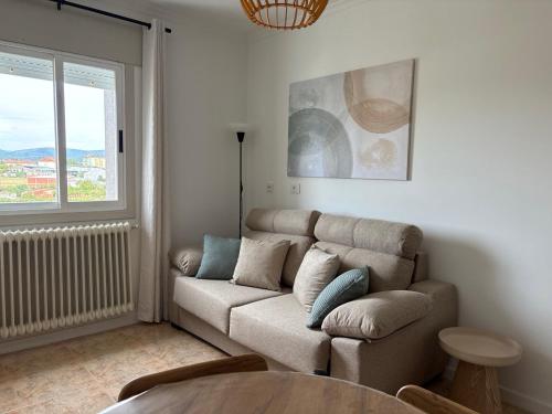 a living room with a couch and a table at Alma de Lemos - Apartamento Ribeira Sacra in Monforte de Lemos