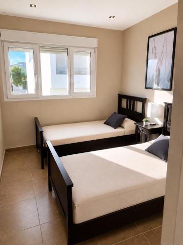Chalet con terraza y vistas al mar