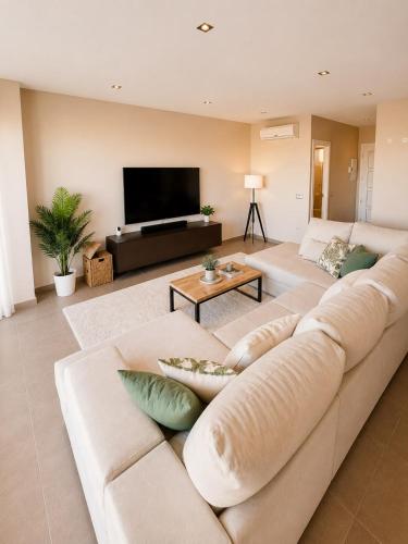 Chalet con terraza y vistas al mar