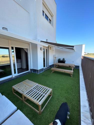 Chalet con terraza y vistas al mar