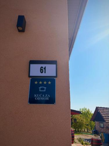 a sign on the side of a building at Kuća za odmor-Zeleni raj in Srpska Kapela