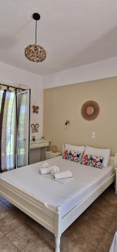 a bedroom with a large white bed in a room at Lemi Apartments in Rizá