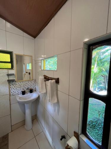 a bathroom with a sink and a mirror at Casa de Marina in Palmeiras