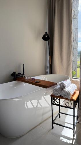 a room with a bed with a table and a tableasteryasteryasteryasteryastery at Villa di Trevi Hospedagem em Pedra Azul in Domingos Martins