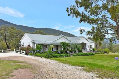 a white house with a gravel driveway at La Sila Homestead on Marrowbone in Mount View