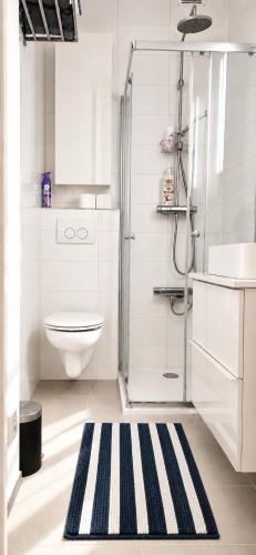 a bathroom with a shower and a black and white rug at Antwerp Hideaway, outside of low emission zone in Antwerp