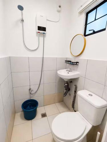 ein Badezimmer mit Toilette und Waschbecken in der Unterkunft Harmony Villa in Tanza