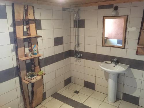 a bathroom with a sink and a mirror at Kalvi tee Puhkemaja in Viru-Nigula