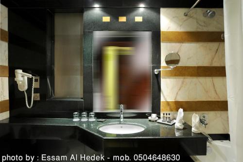 Ένα μπάνιο στο LEADER Al Muna Kareem Hotel