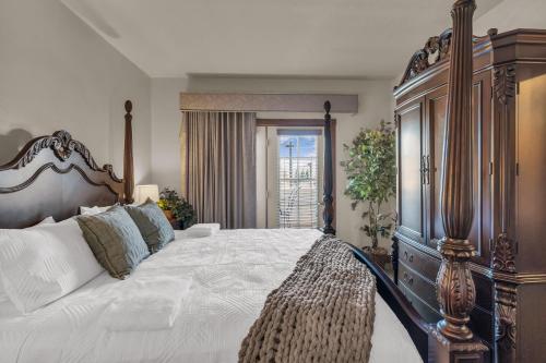 a bedroom with a large bed and a window at Zermatt Mountain Suite and 1BDR in Midway