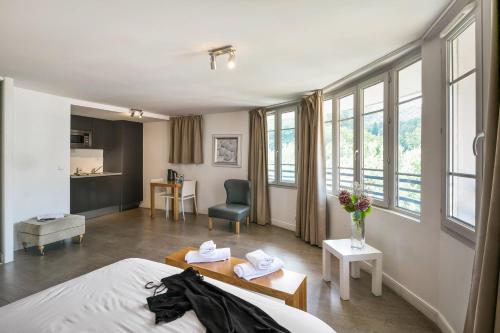 a room with a bed and a desk and a chair at Comfort Aparthotel Lourdes Lorda in Lourdes
