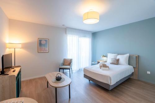Un pat sau paturi într-o cameră la Quality Aparthotel Limoges