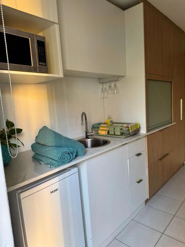 a kitchen counter with a sink and a microwave at The Lakeside Retreat in Perth