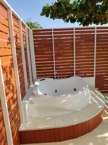 a white bath tub sitting on top of a fence at ลุงไซยเดอะแคมป์ in Ban Wang Hin Ngon