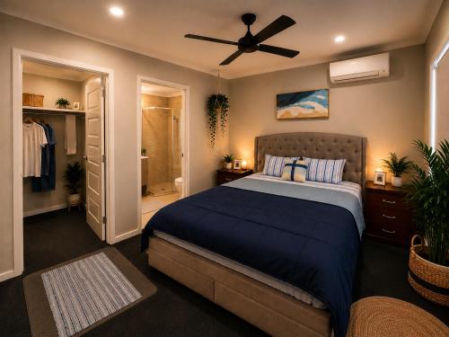 a bedroom with a bed and a ceiling fan at Guest House near theme parks in Pimpama