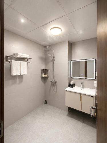 a bathroom with a sink and a mirror at Lux Meris Hotel in Nhượng Bạn