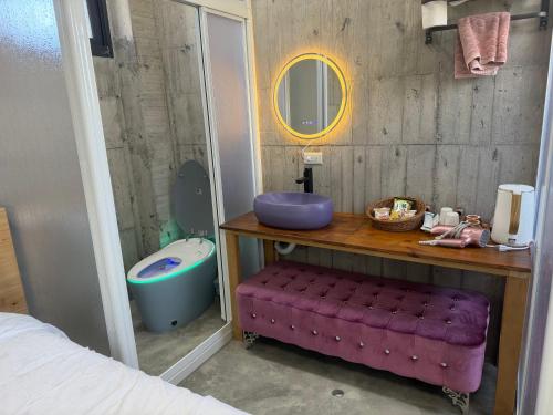 a bathroom with a purple sink and a toilet at 騎馬打仗民宿 in Yilan City