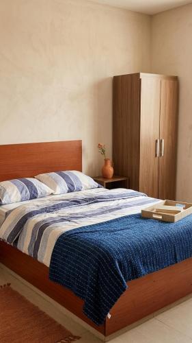 a bedroom with a large bed with a wooden headboard at Hospedaje Villa Del Sol in Ica