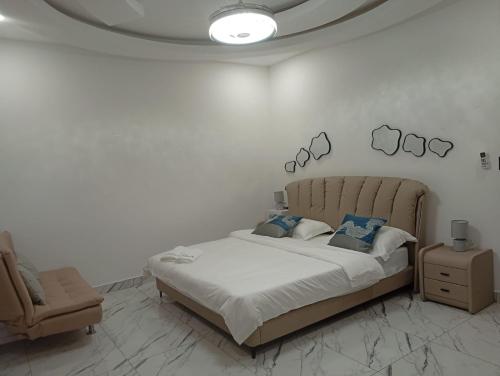 a bedroom with a bed and a chair at Hotel Herradura in Herradura