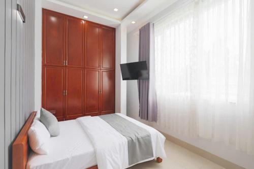 a bedroom with a bed with a wooden headboard at Hotel TRUNG LÀI in Tây Ninh