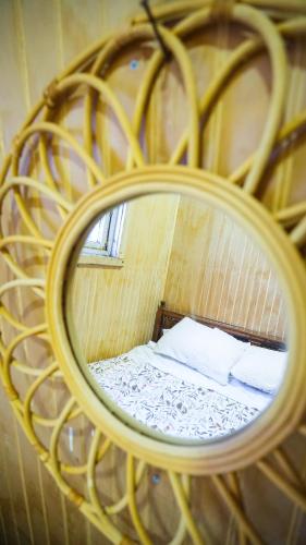 a reflection of a bed in a mirror at Refugio de montaña Küme Mongüen in Malalcahuello